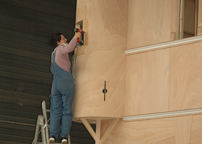 Kat en plein construction d'un décor de pièce de théâtre